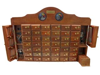 MHA42 - Mueble de madera artesanal con 42 cajones y accesorios